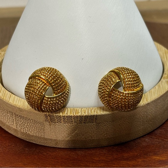 Vintage signed Avon textured gold tone love knot stud earrings - Picture 1 of 5